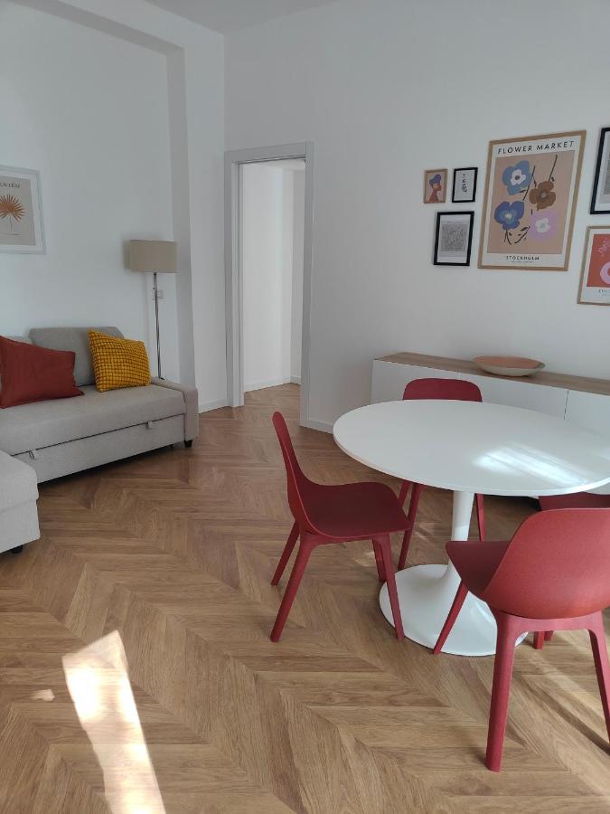 Elegante Bilocale A Milano Con Balcone Apartment Exterior photo